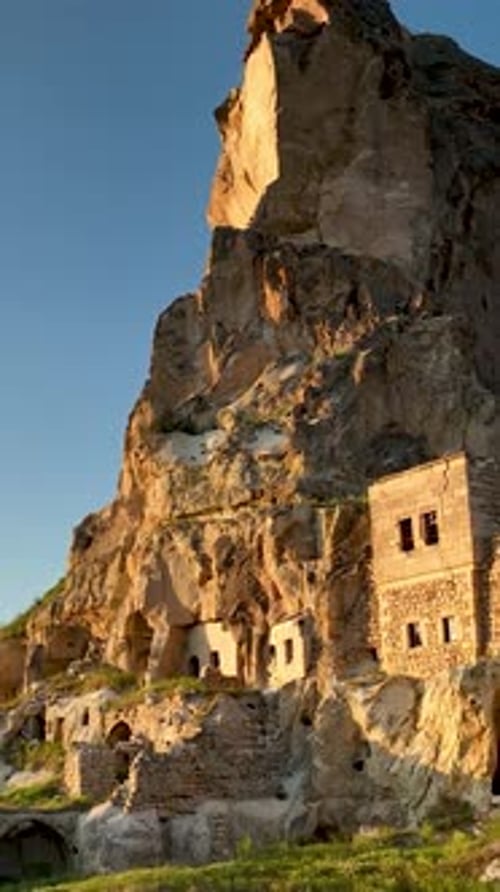 Vidéo verticale : vue aérienne impressionnante d'Ortahisar, Turquie, Cappadoce