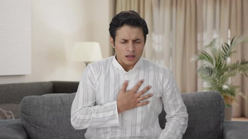 Indischer Mann hat einen Asthmaanfall