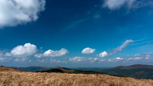 Wolken und Schatten bewegen sich.