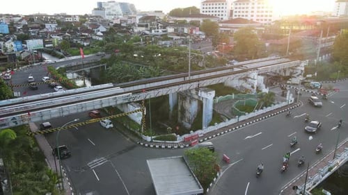 Luftverkehr mit einer Eisenbahnbrücke in Yogyakarta City.