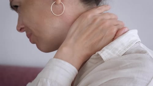 Leidet an Nackenarthritis auf der Couch