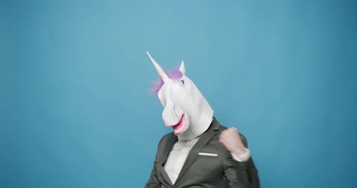 Mann mit Einhornmaske macht lustige Gesten
