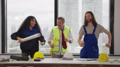 Engenheiros usando o plano de projeto, discutindo e trabalhando