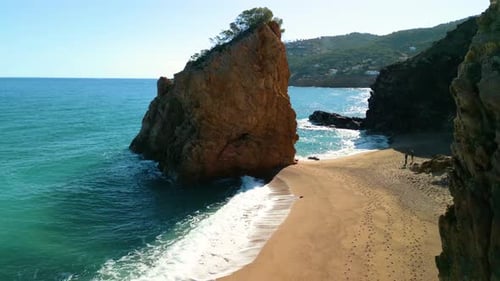 Praia de Ilia Roja na Costa Brava de Gerona, rocha no meio do mar, praia de nudismo, Nature nu