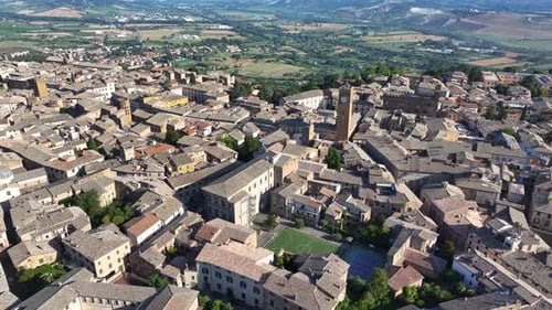 Luftaufnahme der historischen Altstadt auf einem Hügel von Orvieto, Umbrien, Italien