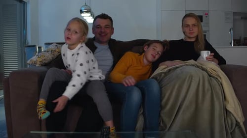 Tiempo en familia viendo televisión juntos
