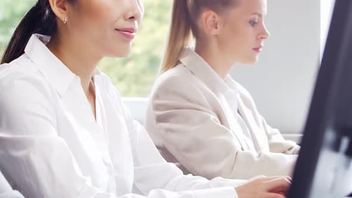 Equipe diversificada de jovens profissionais está trabalhando no Centro de Suporte por E-mail no Dia de Vendas