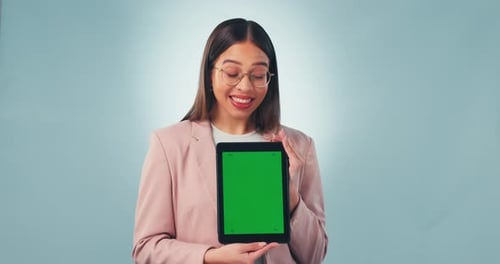 Femme d'affaires, présentation et technologie avec écran vert, studio et fond bleu en maquette