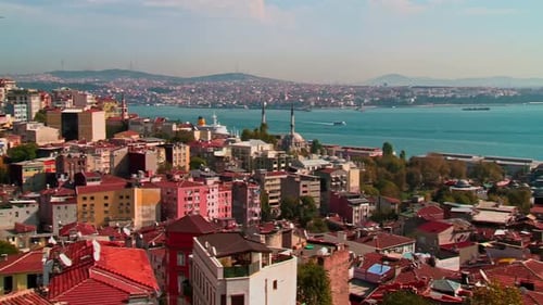 Historische Beyoglu-Häuser mit Bosporus und asiatischer Seite im Hintergrund