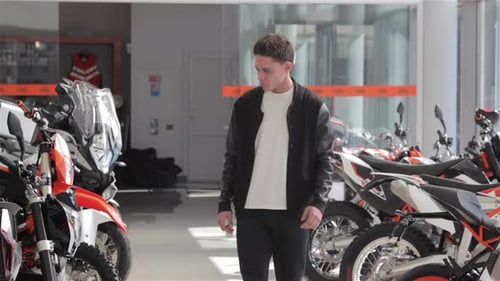 мужчина и продавец общаются около мотоцикла на улице