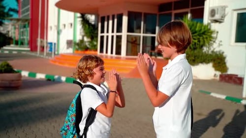 Alunos brincando no pátio do ensino fundamental e médio de volta às aulas