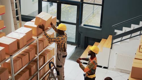 Gruppe von Arbeitern, die am Lagerbestand im Depot arbeiten