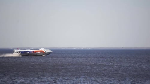 Barco a jato Meteor com turistas na superfície da água