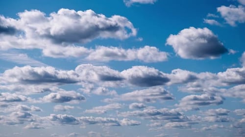 Zeitraffer von Cumuluswolken, die sich am blauen Himmel bewegen