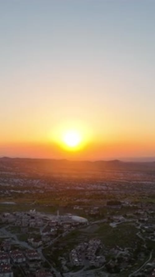 Vidéo verticale : vue aérienne impressionnante d'Ortahisar, Turquie, Cappadoce