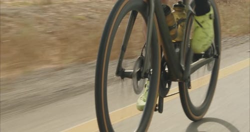 zwei professionelle Radsportler, die schnell auf der Straße fahren