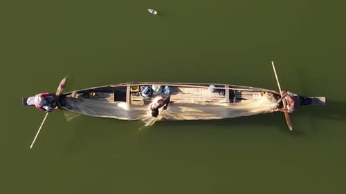 Fischernetzfischerei auf grünem Wasser aus der oberen Perspektive