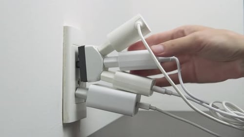 Elektrische Stecker von Hand in die Steckdose stecken. Elektrische Überlastung