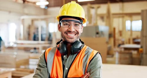 Asiatischer Mann, Schreiner mit Gesicht und Lächeln in der Werkstatt für Holzbearbeitung, Handel