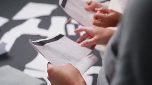 Stylisten demonstrieren während einer kreativen Planungssitzung auf Papier gezeichnete Stoffdesigns