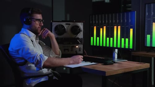 Un agent spécial écoute sur la bobine un magnétophone Les services secrets espionnent les conversations Un agent des services secrets