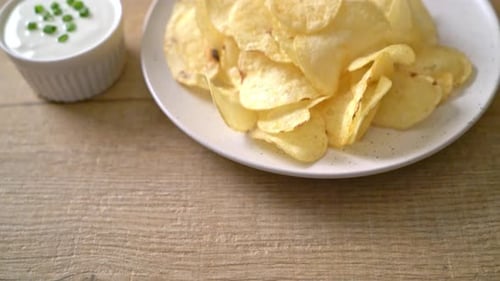 potato chips with sour cream dipping sauce