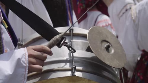 Mann schlägt traditionelle rumänische Trommel