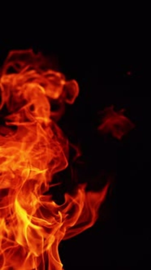 Rotes gefährliches Feuer, das sich zu Boden lehnt.