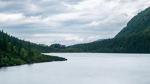 Escena natural de los Tatras: espectáculo de cambio de hora en el lago Morskie Oko