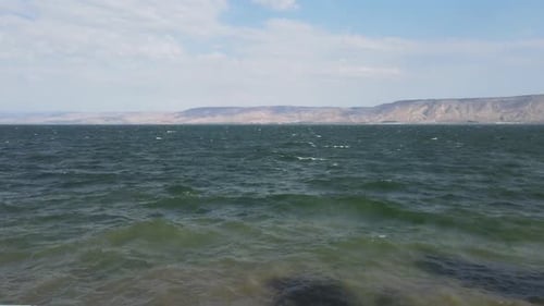 Vue aérienne des vagues éclaboussant l'océan contre le ciel, Drone survolant la mer - Tibériade, Israël