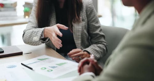 Finances, graphiques et poignée de main avec des hommes d'affaires au pouvoir en vue d'un accord ou d'un partenariat