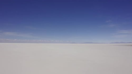 Salida del sol sobre el Salar de Uyuni: vuelo avanzado con un Zumbido