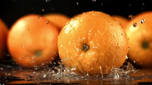 Orange Fall on the Table wurde in Zeitlupe mit 1000 Bildern pro Sekunde gedreht