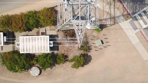 Zumbido inspeccionando líneas eléctricas desde arriba, torre de transmisión, poste eléctrico
