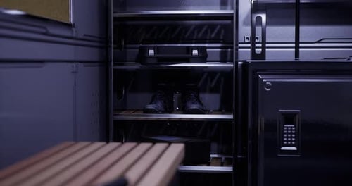 Unité de rangement avec étagères contenant des chaussures noires dans une installation moderne