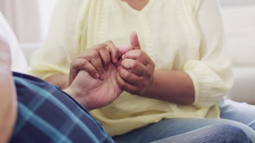 Verschiedene ältere Männer und Frauen halten Händchen beim Treffen der Selbsthilfegruppe älterer Freunde, Zeitlupe