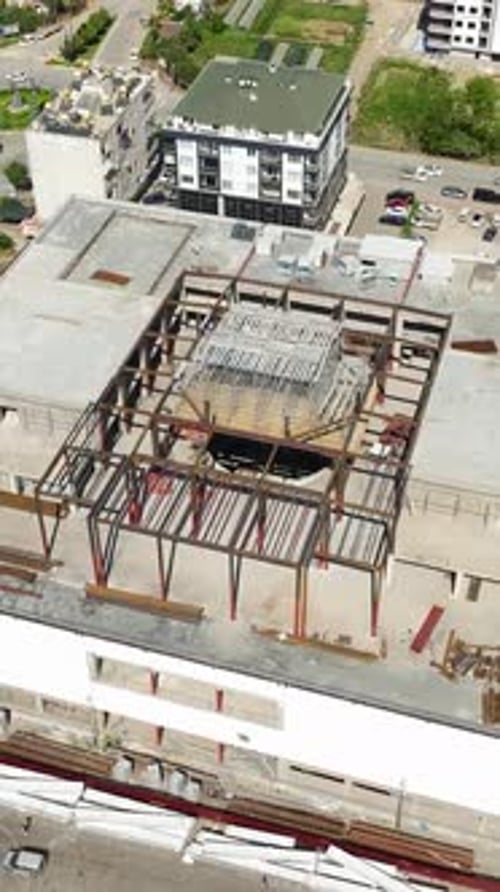 Vídeo vertical: Maravillas costeras: estructuras metálicas en ascenso