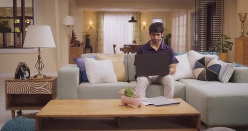 Entrepreneur hindou utilisant un ordinateur portable pour le travail à distance, les études en ligne ou des projets indépendants à Comforta