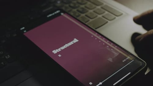 Inscrição de engenharia estrutural: fundo bordô no conceito de construção de tela de smartphone