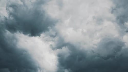 Extreme Wolken im Zeitraffer vor dem Sturm