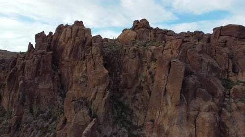 À l'approche d'une falaise rocheuse dans les montagnes de la superstition en Arizona