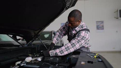 Automechaniker repariert Motor in der Autowerkstatt