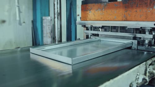 Hydraulisches Pressen von Metallteilen auf Förderband