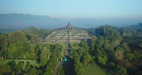 Magelang, 26. Juli 2021, Das Haupttor des Borobudur-Tempels mit Berghintergrund