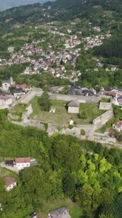 Vue aérienne de la forteresse de Jajce et de la ville environnante en Bosnie-Herzégovine. Circle Dolly