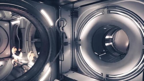 Erkundung des futuristischen Innenraums eines Raumstationsmoduls im Orbit