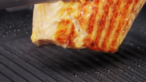Cocinar filetes de esturión, beluga, pescado con grasa blanca a la parrilla o sartén con aceite, asado de cerca y saludable