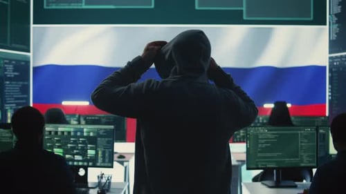 Un expert en cybersécurité propagandiste dans une salle de piratage russe