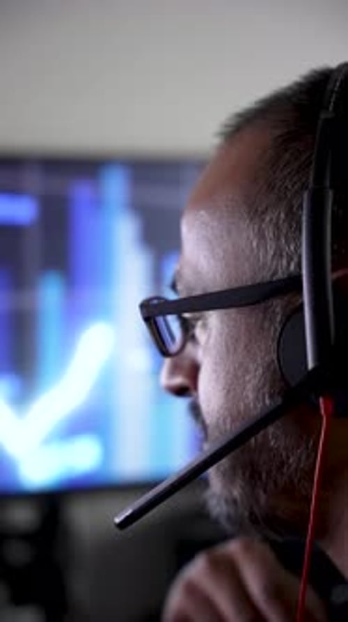 Programador indio con auriculares trabajando en la computadora. vídeo vertical