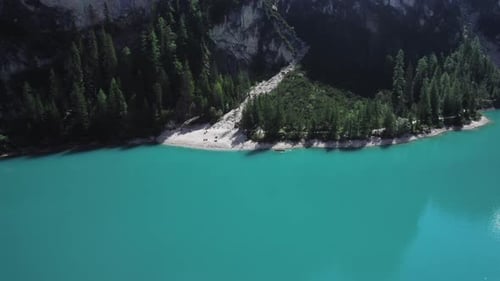 Vídeo aéreo das paisagens no lago alpino, Lago di Braies, Itália
